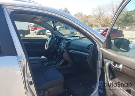 2011 Kia Sorento Lx z USA, uszkodzony, nr VIN 5XYKT3A17BG126491